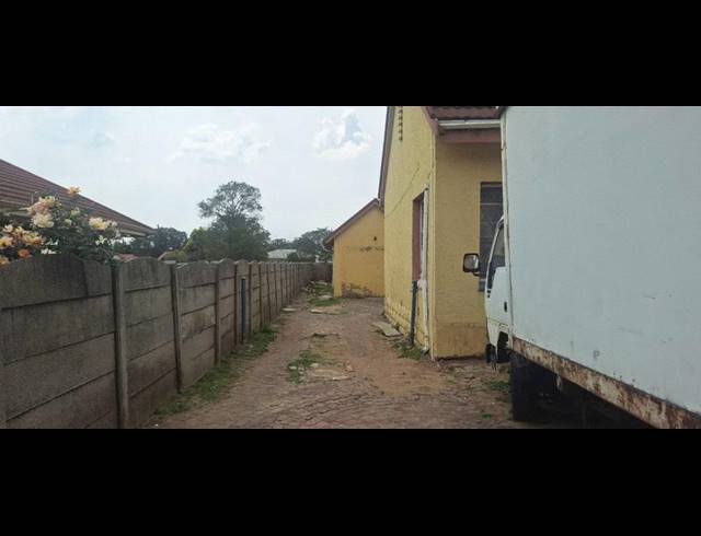 23 BEDROOM HOUSE FOR SALE IN KEMPTON PARK EXT 02